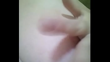 Branquinha alisando o peito