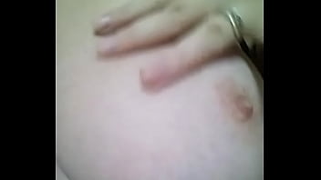 Branquinha alisando o peito