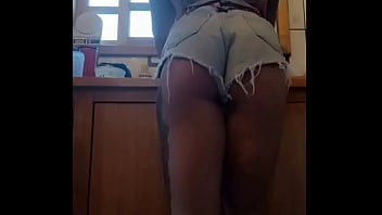 Safada lava louça com peitos a mostra