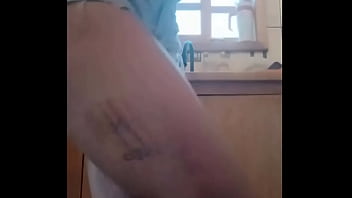 Safada lava louça com peitos a mostra