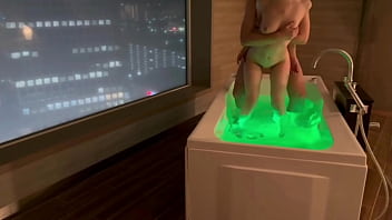【個人撮影】家にいた可愛いサンタさんの色白美乳を赤ちゃんのように吸いまくる & 夜景の見えるホテルのお風呂でイチャイチャ立ちバックで激しく突く生ハメsex