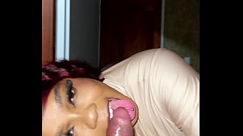 La madrastra más sexy de la historia se folla a su hijastro sin que su marido se dé cuenta