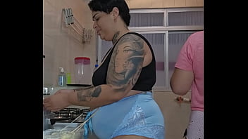 Meu marido convidou ela pra me ajudar nos afazeres de casa