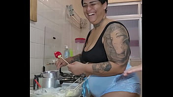 Meu marido convidou ela pra me ajudar nos afazeres de casa