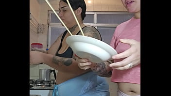 Meu marido convidou ela pra me ajudar nos afazeres de casa