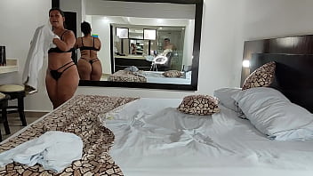 Madura culona me espera en la habitacion