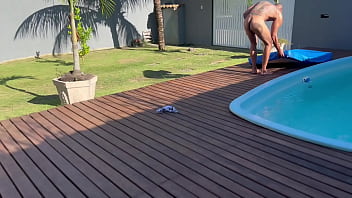 Festa da piscina rolando e a morena linda me deu a buceta perfeita na frente de mundo gozei na boca dela