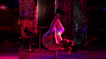 Manic moxxi shows you her pole dancing