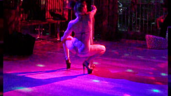 Manic moxxi shows you her pole dancing