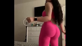 Linda latina en mallas rosas