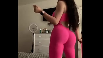 Linda latina en mallas rosas