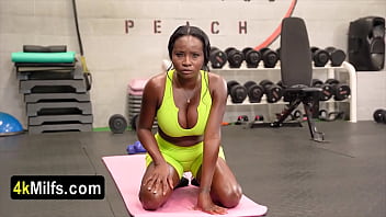 Black goddess naomi fox gets her quickie fuck in the gym