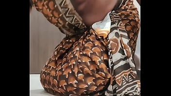 Housewife in saree blowjob