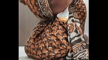 Housewife in saree blowjob