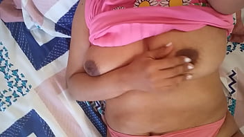Esposa cachonda se mete los dedos en la vagina y le sale leche cremosa mientras espera a su marido infiel y la folle