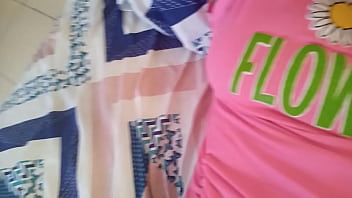 Esposa cachonda se mete los dedos en la vagina y le sale leche cremosa mientras espera a su marido infiel y la folle