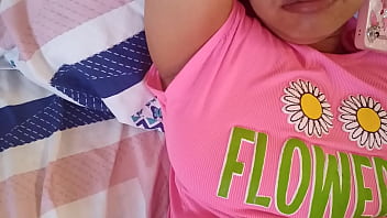 Esposa cachonda se mete los dedos en la vagina y le sale leche cremosa mientras espera a su marido infiel y la folle