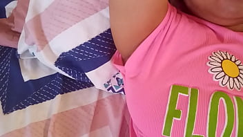 Esposa cachonda se mete los dedos en la vagina y le sale leche cremosa mientras espera a su marido infiel y la folle