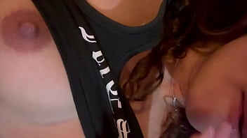 Se masturba riquismo despues de llegar de un latgo viaje rico