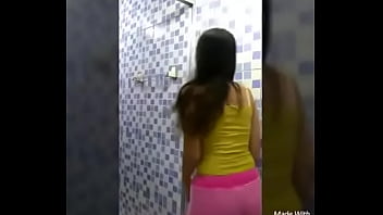 Novinha dançando no banheiro