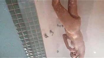 Esposa tomando banho