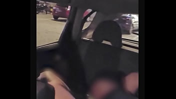 A sra moema e um bbc no estacionamento do mc e depois no carro enquanto o corno dirige