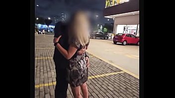 A sra moema e um bbc no estacionamento do mc e depois no carro enquanto o corno dirige