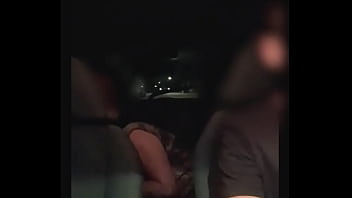 A sra moema e um bbc no estacionamento do mc e depois no carro enquanto o corno dirige