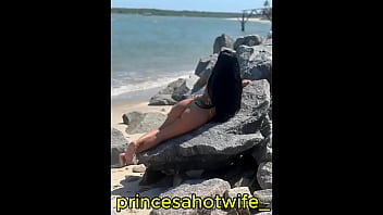 Novinha casada chupando o funcionario do corno