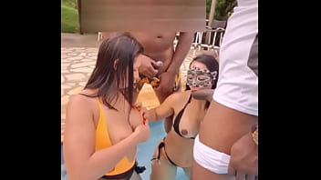 Uma putaria safada com 2 casais na piscina da chácara