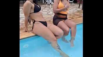 Uma putaria safada com 2 casais na piscina da chácara