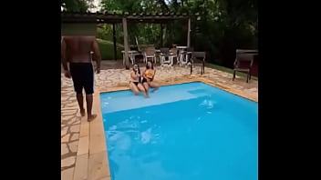 Uma putaria safada com 2 casais na piscina da chácara