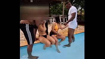 Uma putaria safada com 2 casais na piscina da chácara