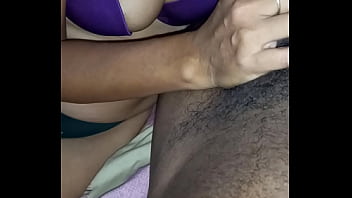 Mi vecina mi llama para chupar mi verga porque al cornudo no se le para y le gusta verme otros hombres