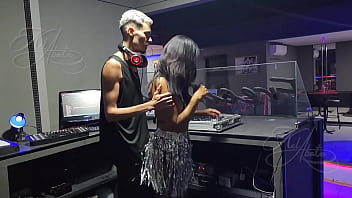 Final de balada de carnaval o dj ficou me olhando e eu não resisti fui dar pra ele na cabine