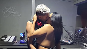 Final de balada de carnaval o dj ficou me olhando e eu não resisti fui dar pra ele na cabine