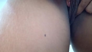 Real jovencita colegiala pide una polla grande que le destroce su culo y le serruche su coño quien se apunta