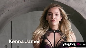 Skinny beauty stripping to show us her amazing shapes