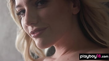 Skinny beauty stripping to show us her amazing shapes