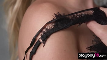 Skinny beauty stripping to show us her amazing shapes