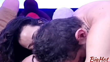 Dando leitinho na raba dessas duas ninfetinhas gostosas que adoram uma putaria a três