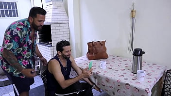 Barracos proibidos na vizinhança genro come inquilina o sogro pega no flagra