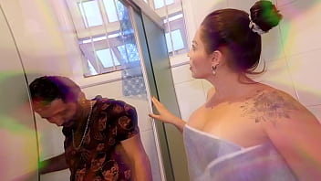 Barracos proibidos na vizinhança genro come inquilina o sogro pega no flagra