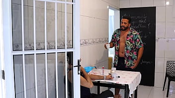 Barracos proibidos na vizinhança genro come inquilina o sogro pega no flagra