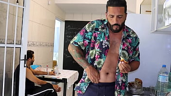 Barracos proibidos na vizinhança genro come inquilina o sogro pega no flagra