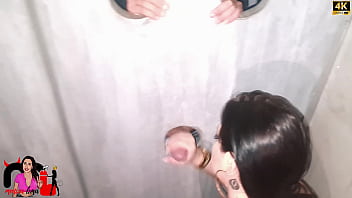 A novinha safada queria experimentar o gloryhole e eu como uma boa amiga realizaei seu desejo