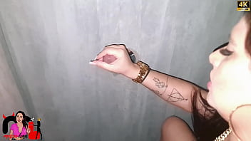 A novinha safada queria experimentar o gloryhole e eu como uma boa amiga realizaei seu desejo