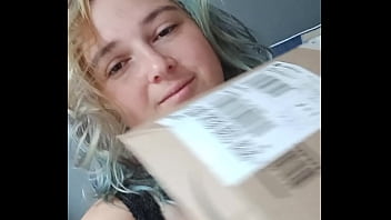 Je vais ouvrir un colis un peu spécial en live tu viens me voir