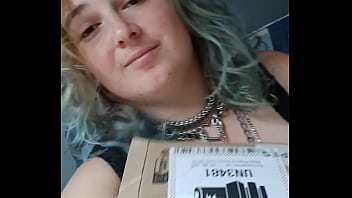 Je vais ouvrir un colis un peu spécial en live tu viens me voir