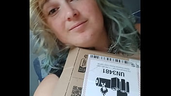 Je vais ouvrir un colis un peu spécial en live tu viens me voir